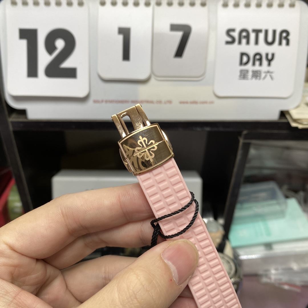 Patek Philippe Aquanaut series 5072R-001, White Mother-of-Pearl Dial Rose Gold Case with Diamond Bezel, Women 35.6mm Size.