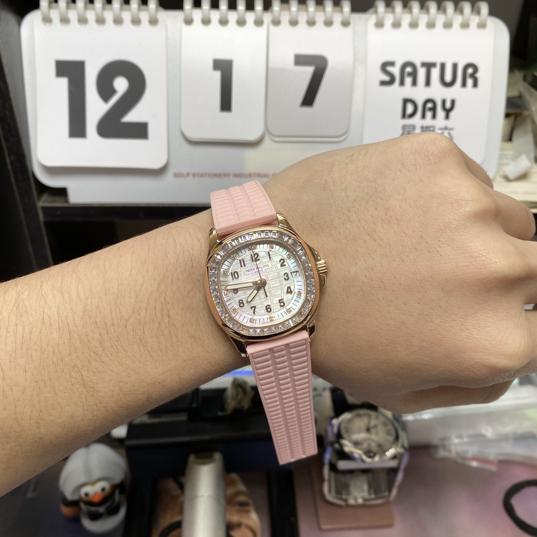 Patek Philippe Aquanaut series 5072R-001, White Mother-of-Pearl Dial Rose Gold Case with Diamond Bezel, Women 35.6mm Size.