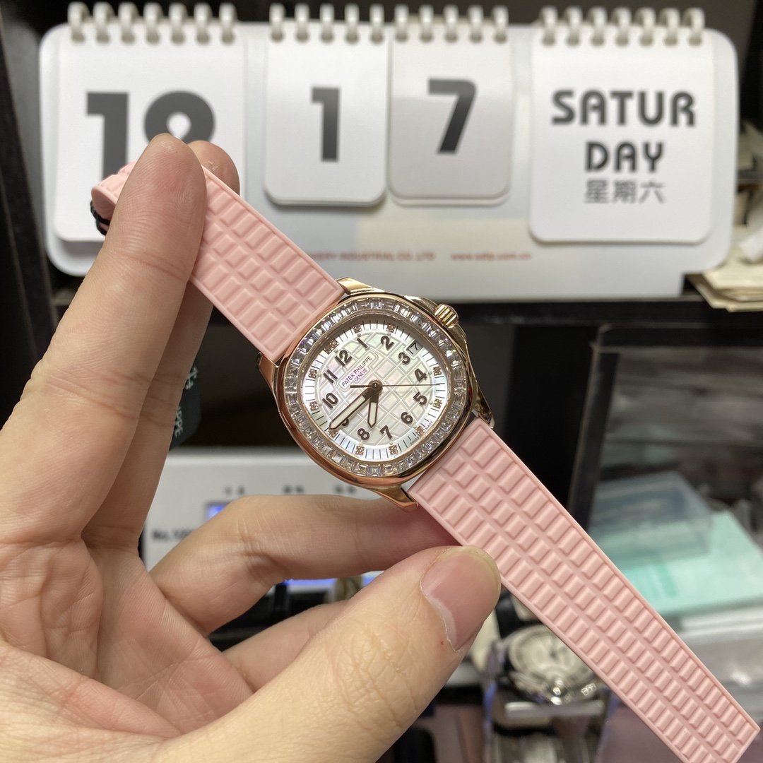 Patek Philippe Aquanaut series 5072R-001, White Mother-of-Pearl Dial Rose Gold Case with Diamond Bezel, Women 35.6mm Size.