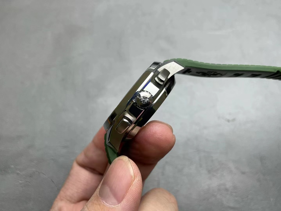 Patek Philippe Aquanaut Series 5968G-010, Khaki Green Dial, 42.2mm size.