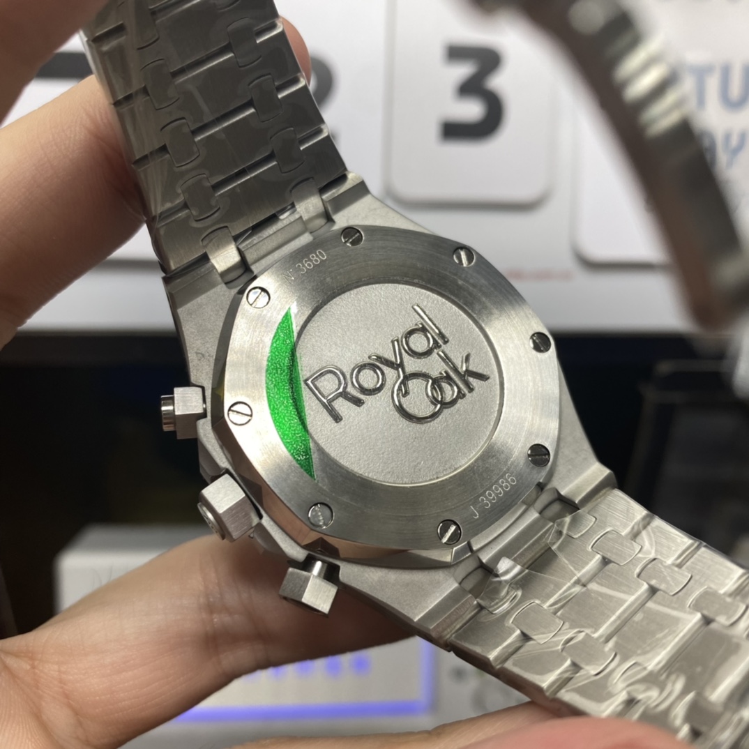 Audemars Piguet Royal Oak Offshore Series 26331ST.OO.1220ST.03, Panda Dial White Dial with Black Subdials, 41mm Size.