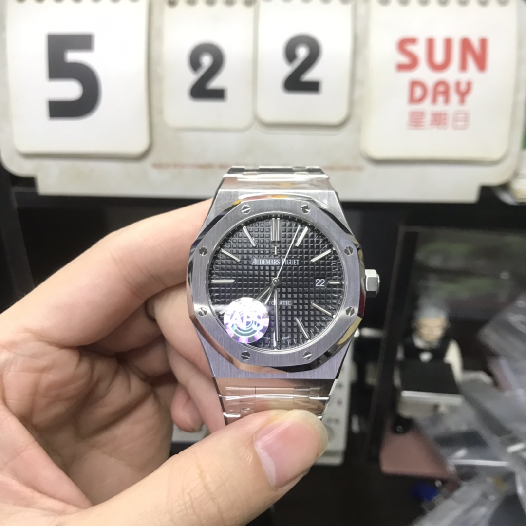 Audemars Piguet Royal Oak Offshore Series 15400ST.OO.1220ST.01, Black Dial, 41mm Size.