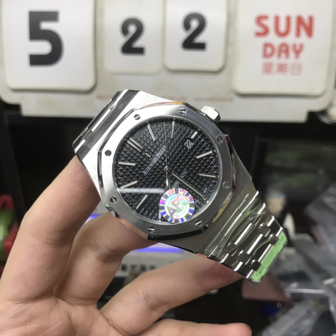 Audemars Piguet Royal Oak Offshore Series 15400ST.OO.1220ST.01, Black Dial, 41mm Size.