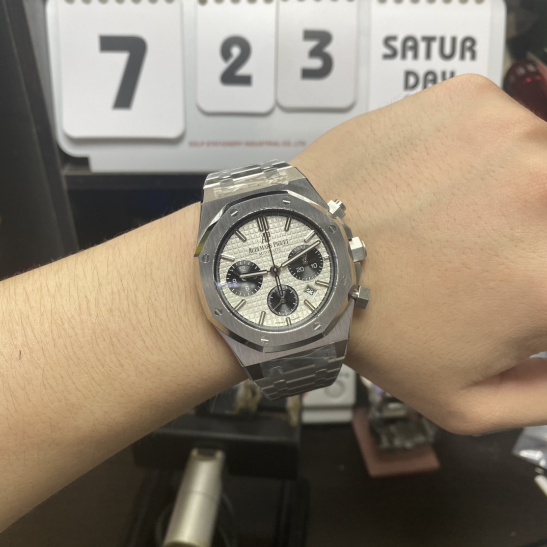 Audemars Piguet Royal Oak Offshore Series 26331ST.OO.1220ST.03, Panda Dial White Dial with Black Subdials, 41mm Size.