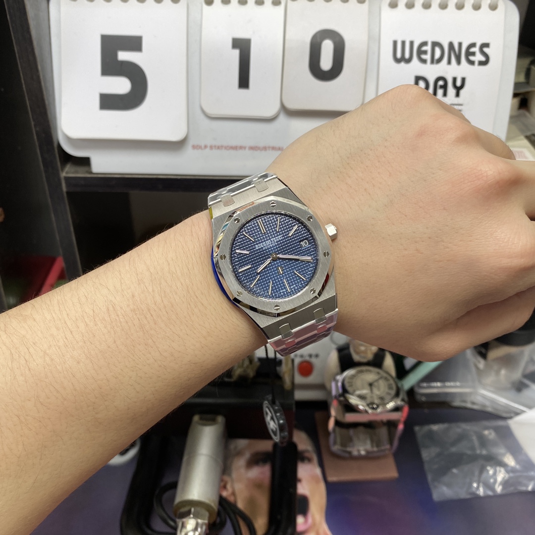 Audemars Piguet Royal Oak Offshore Series 15202ST.OO.1240ST.01, Blue Dial, 39mm Size.