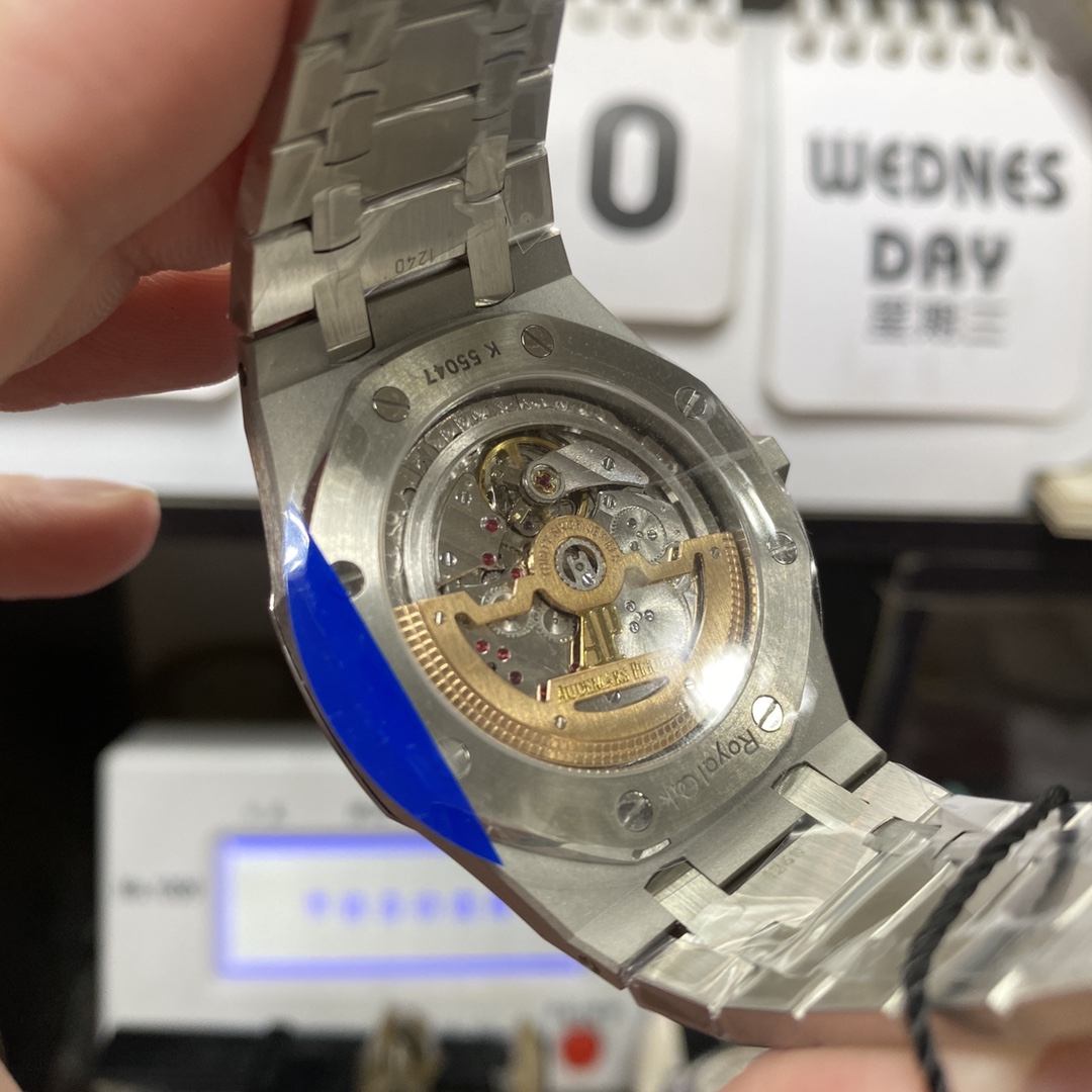 Audemars Piguet Royal Oak Offshore Series 15202ST.OO.1240ST.01, Blue Dial, 39mm Size.