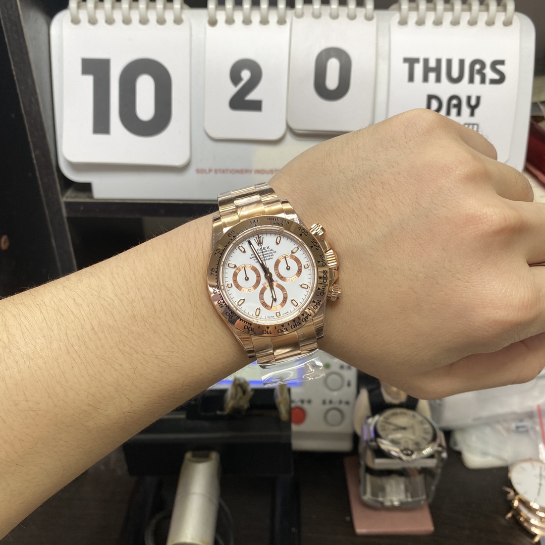 Rolex Cosmograph Daytona Series m116505-0010, rose gold case and white dial, 40mm size.