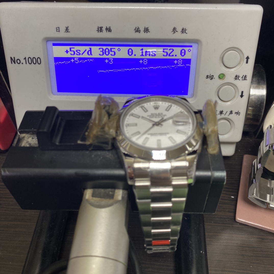 Rolex Datejust series m126300-0005, White Dial with Smooth Bezel, 41mm size, Oyster stainless steel bracelet.