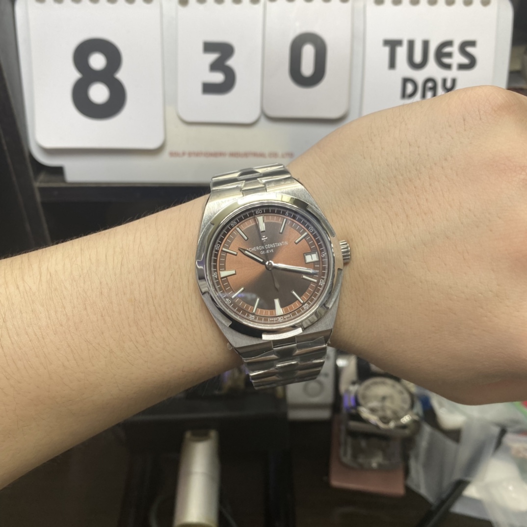 Vacheron Constantin Overseas Series 4500V110A-B146, Brown Dial with Steel Bracelet, 41mm Size.