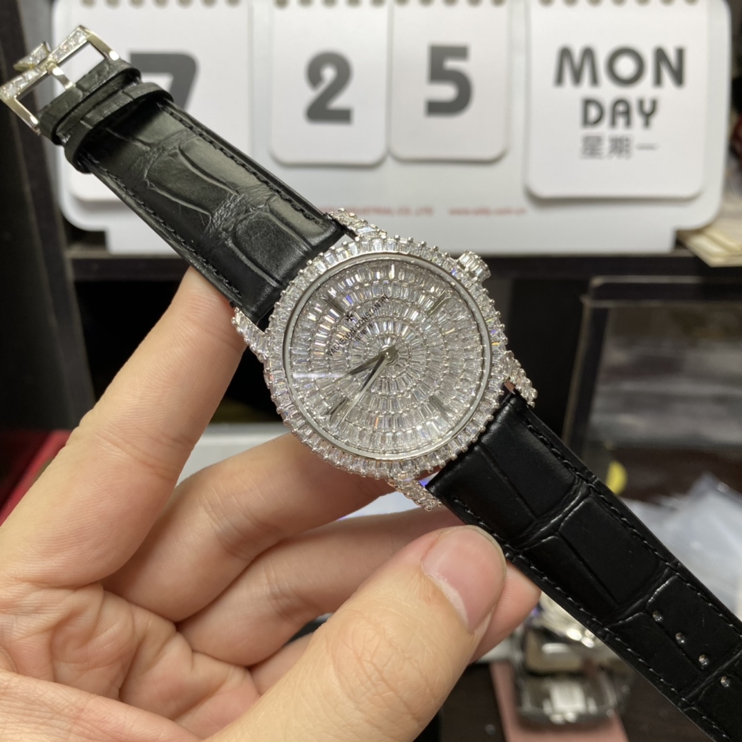 Vacheron Constantin Tradition Collection series 82760000G-9852, Fully Diamond-Paved Wristwatch Set with 308 Square Diamonds, 40mm Size.