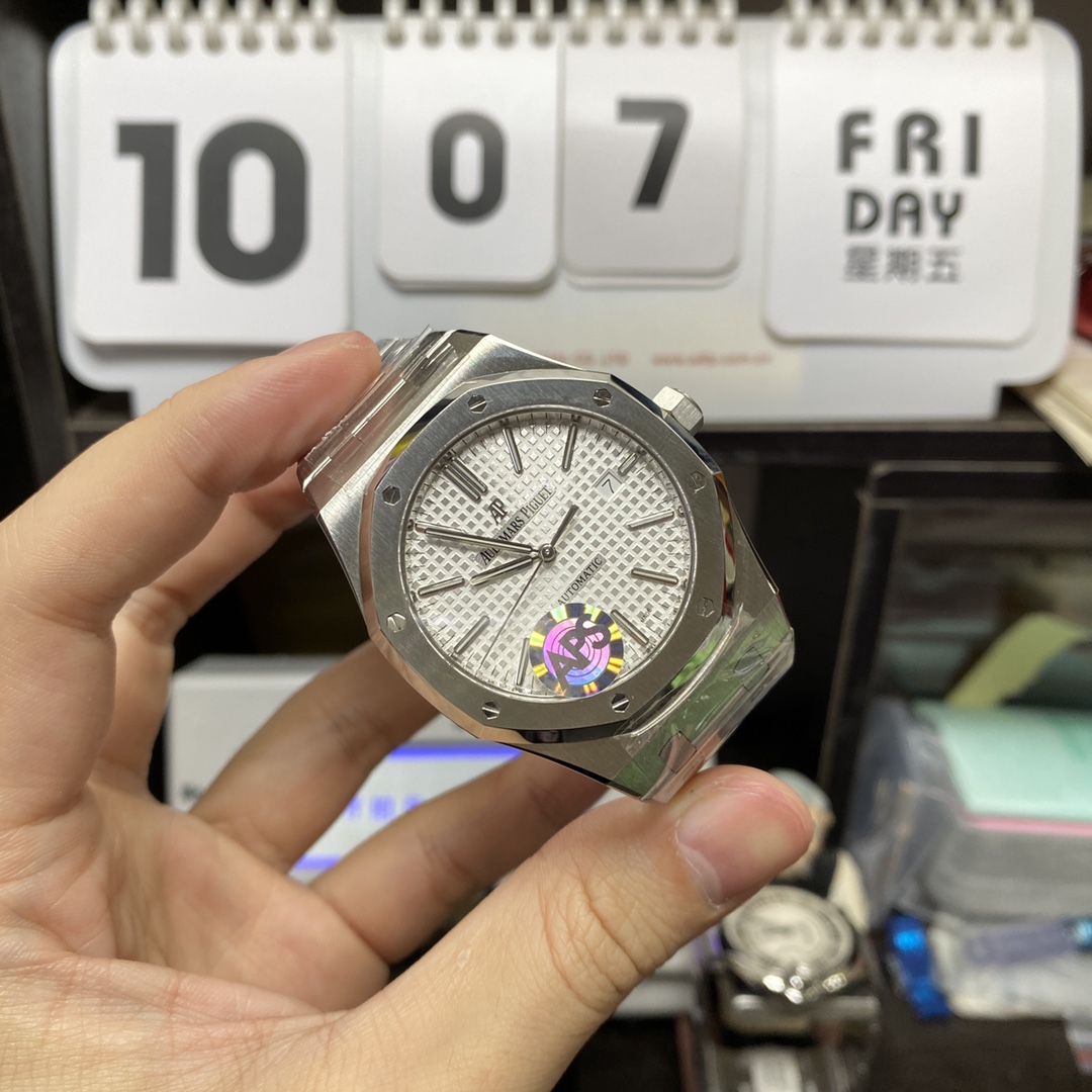 Audemars Piguet Royal Oak Offshore Series 15400ST.OO.1220ST.02, White Dial with Stainless Steel Bracelet, 41mm Size.